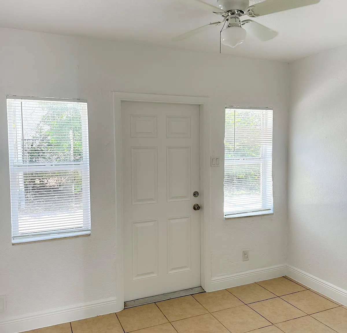2 bed, 1.0 bath, 4314 sqft, $1,700 — Photo 2