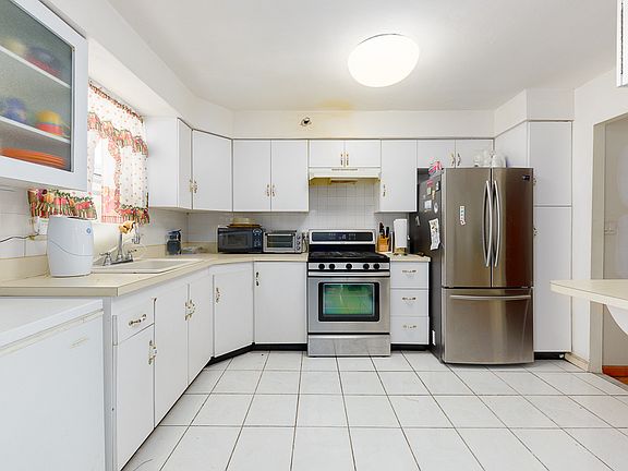 3rd image of 1055 E 80th St #1