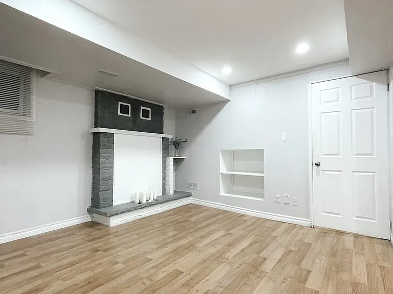 551 Hayward Cres #3 — Photo 1