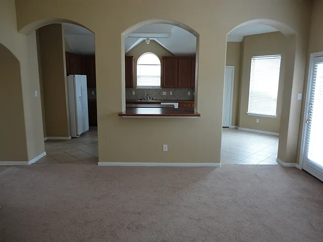 4 bed, 2.0 bath, 2269 sqft, $2,665 — Photo 4