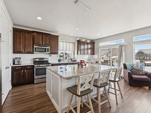 3rd image of 979 Cold Creek Way