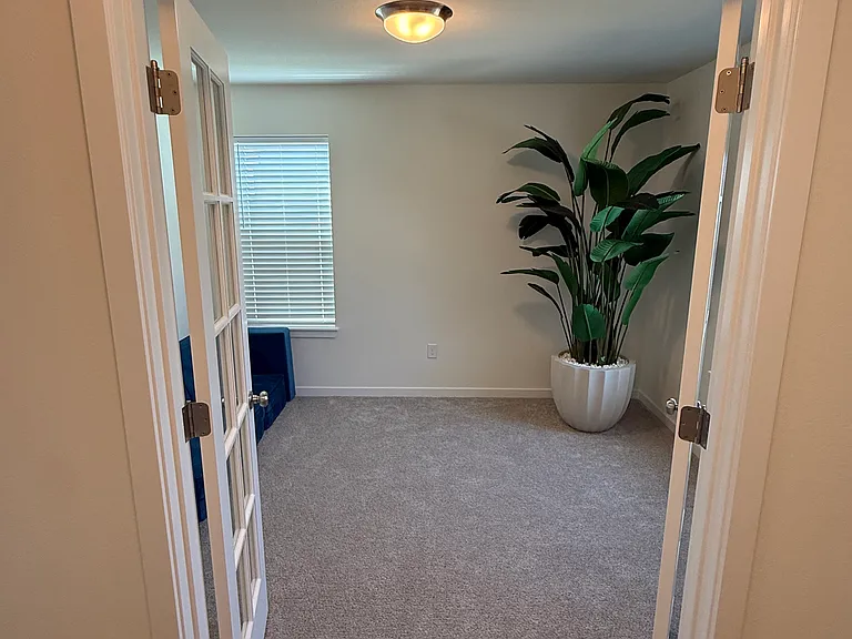 666 E Bluff Cir — Photo 5