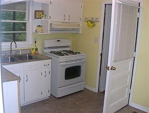 3rd image of 693 Oakdale Dr