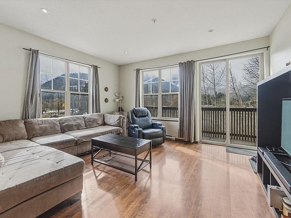 3rd image of 1436 Portage Rd #201