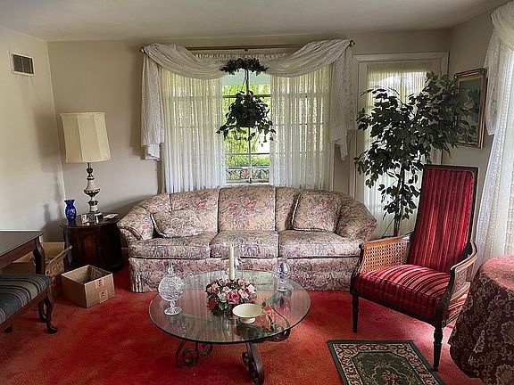 3rd image of 93 Sprucewood Dr