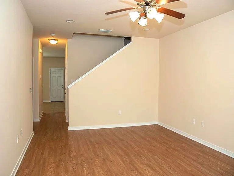 1469 Bentley Cir — Photo 2
