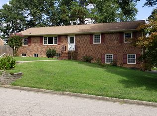 402 Windmere Dr, Colonial Heights, VA 23834