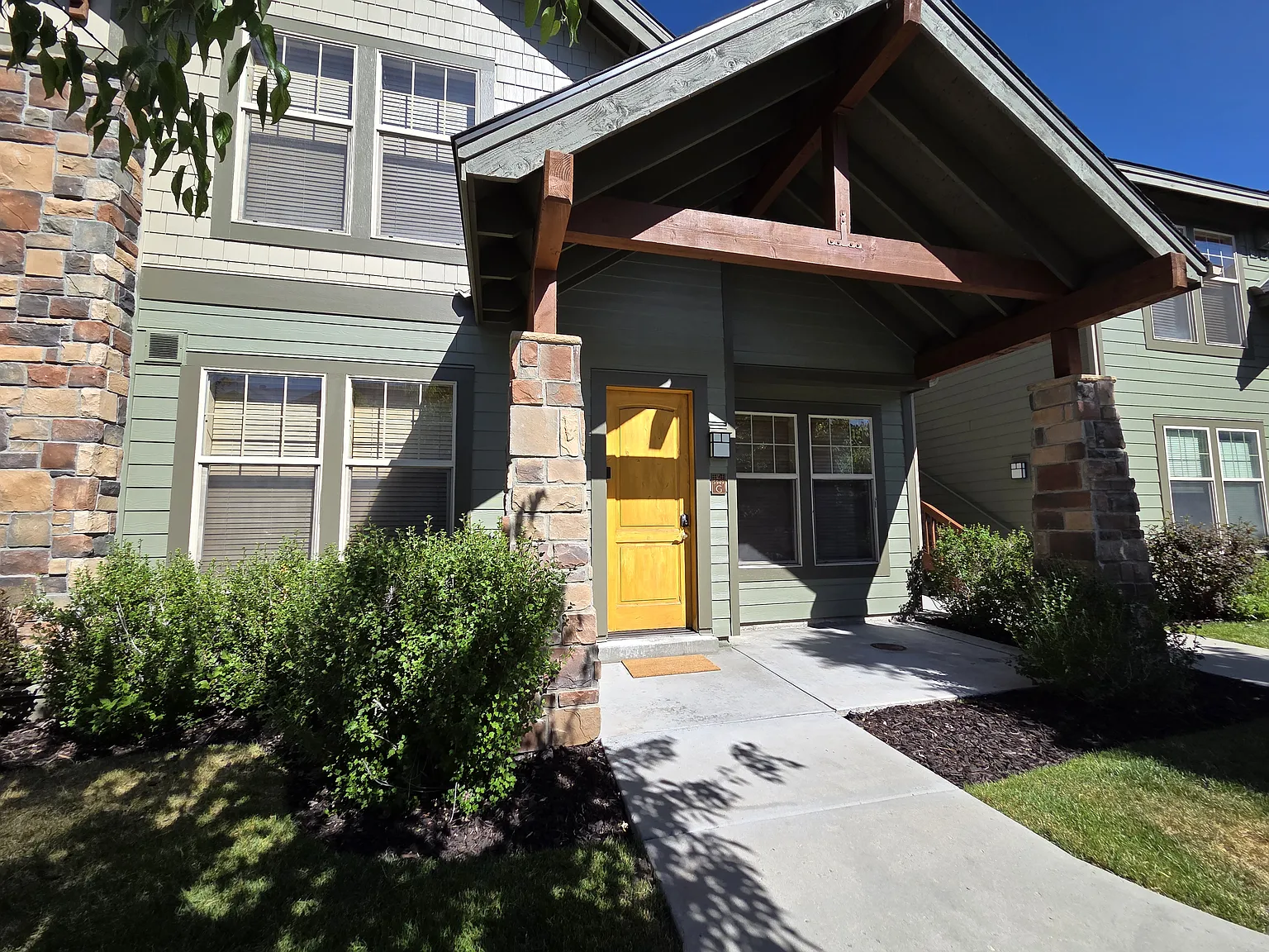 2 bed, 2.5 bath, 1302 sqft, $3,350 — Photo 2