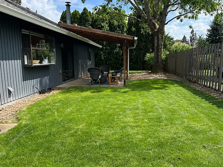 514 NE Joanne Cir — Photo 27