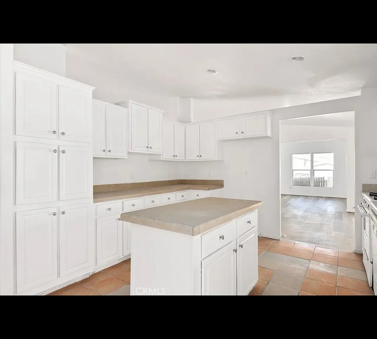 4 bed, 2.5 bath, 2640 sqft, $3,100 — Photo 3