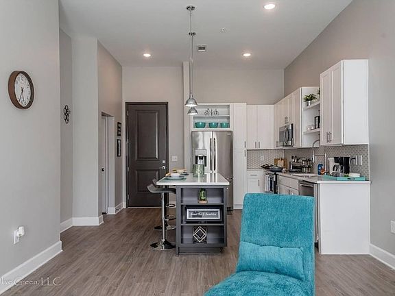 4th image of 1020 E Broad St #108