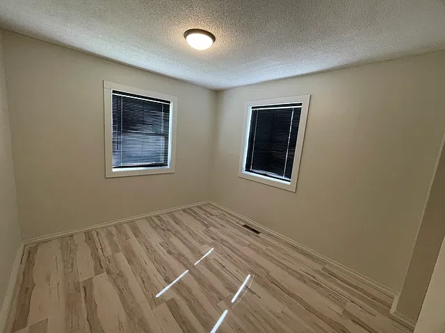 3 bed, $1,200 — Photo 2