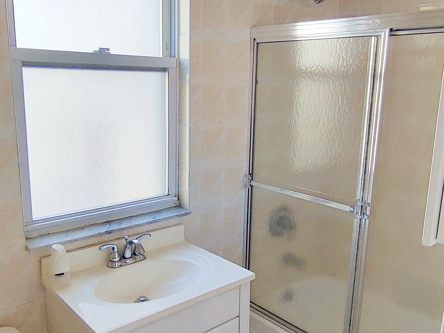 3 bed, 1200 sqft, $3,777 — Photo 4