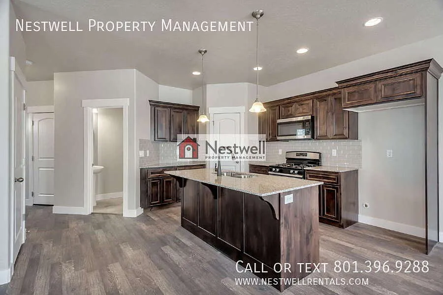 $300 off 1st month's rent - Gorgeous 4-bed Townhome in Herriman — Photo 2