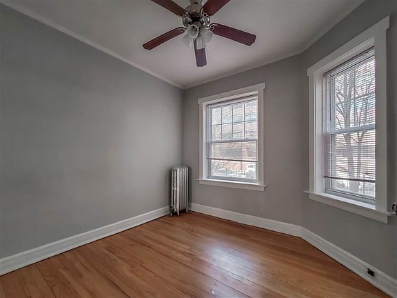 3rd image of 2600 W Montrose Ave