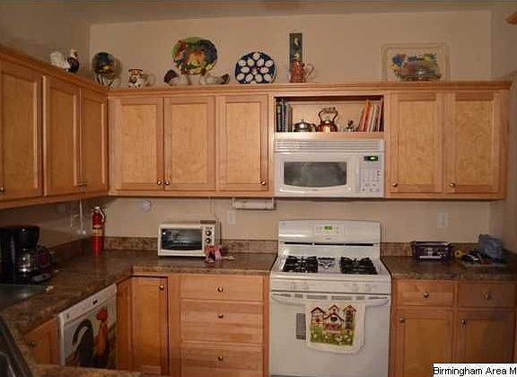 Large Kitchen with lots of cabinets