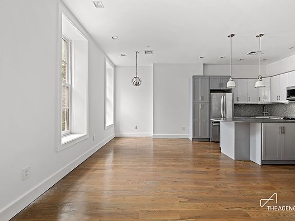 2nd image of 11 Old Fulton St #2