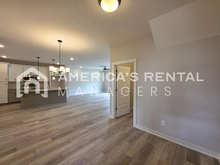 1019 Grand River Blvd W — Photo 25