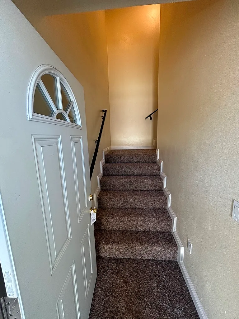 5 bed, 1893 sqft, $3,950 — Photo 3