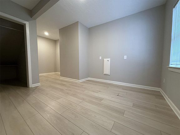 5th image of 1702 Studewood St