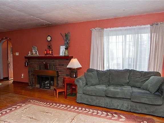 5th image of 215 E Christie Ave