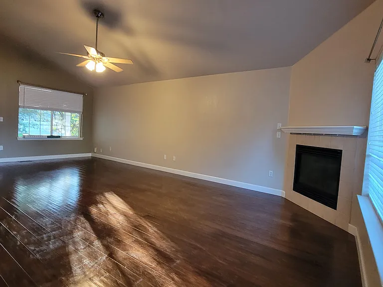 1910 Wildrose Dr — Photo 3