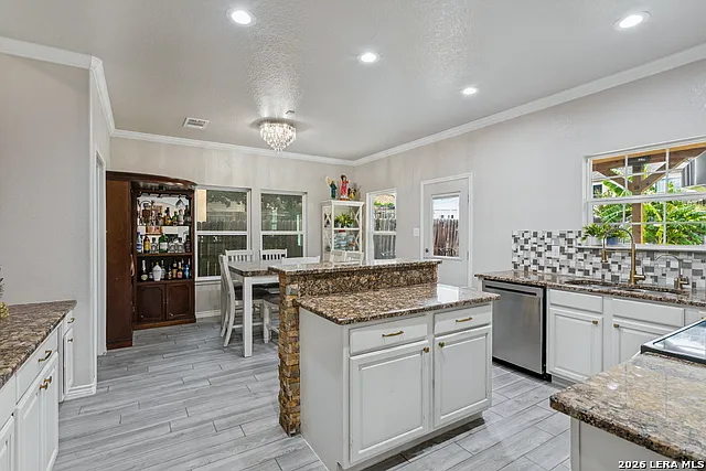 4 bed, 2.5 bath, 2521 sqft, $2,000 — Photo 4