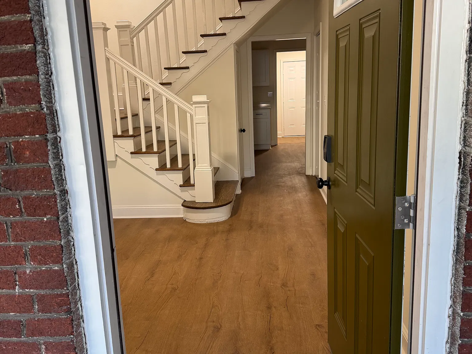 5 bed, 2.5 bath, 2200 sqft, $2,600 — Photo 3