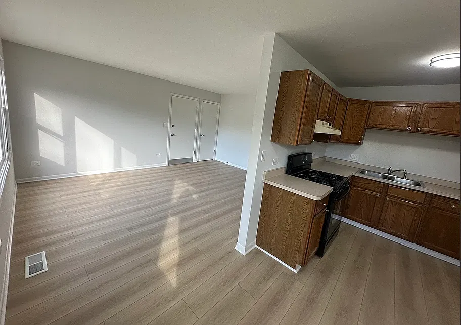 2 bed, 1050 sqft, $1,690 — Photo 2