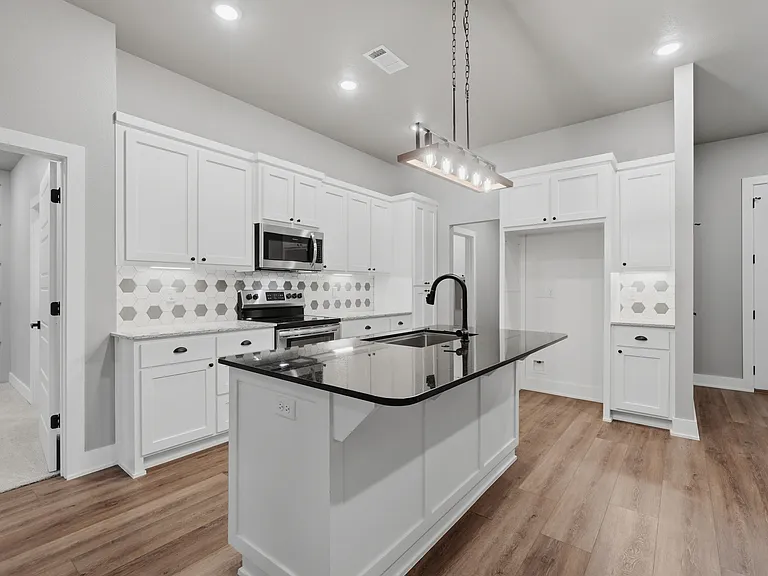 8 Leyland Dr — Photo 3