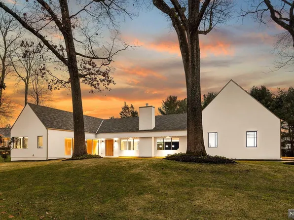 328 Longbow Dr, Franklin Lakes, NJ 07417