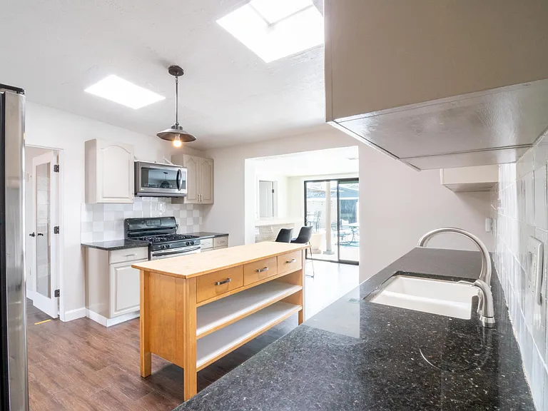 4633 E Devonshire Ave — Photo 5