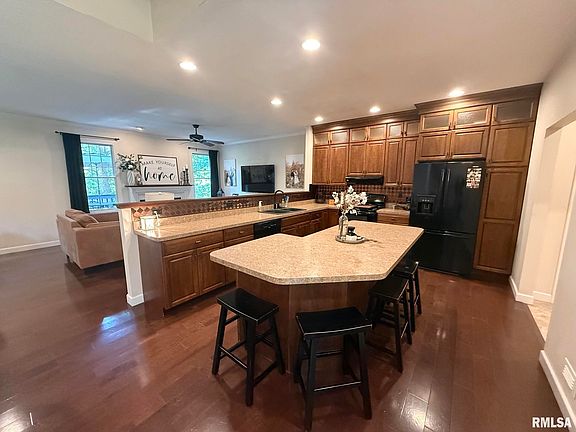 5th image of 22686 White Oaks Ln