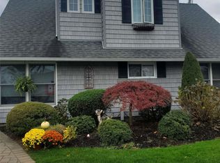 18 Swallow Ln, Levittown, NY 11756