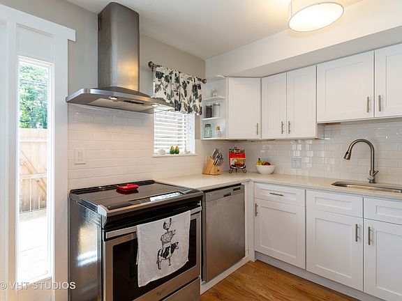 4th image of 1627 W Belle Plaine Ave #10