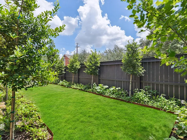 601 Sandman St — Photo 8