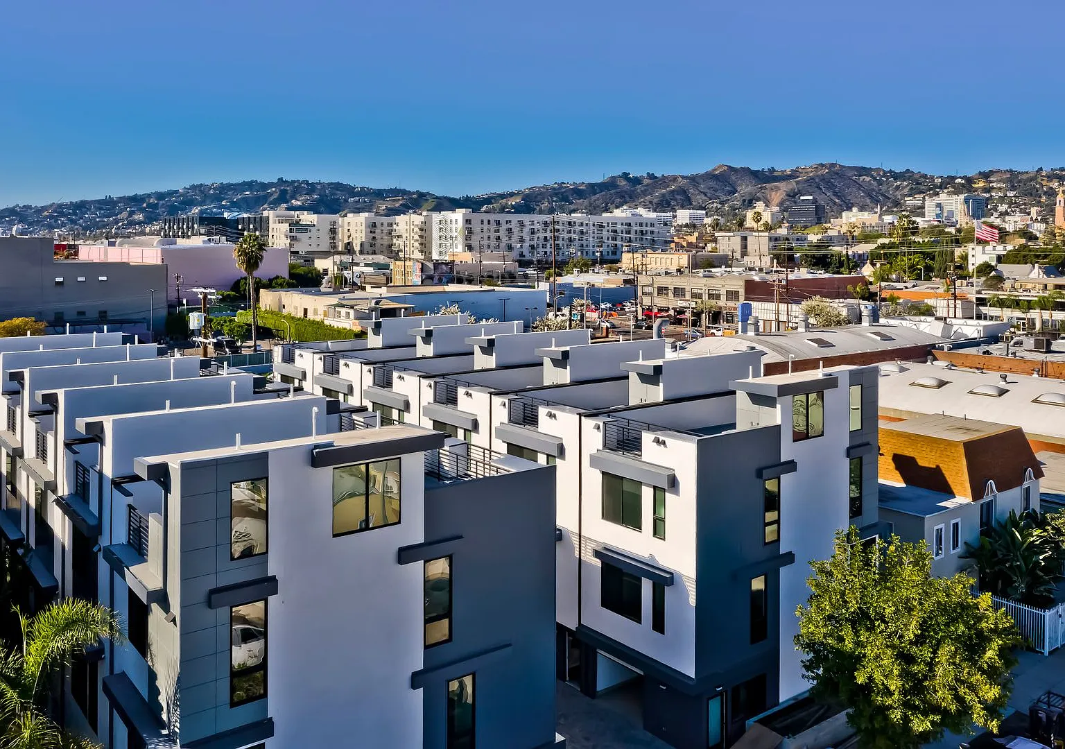 New Hollywood Townhomes — Photo 1
