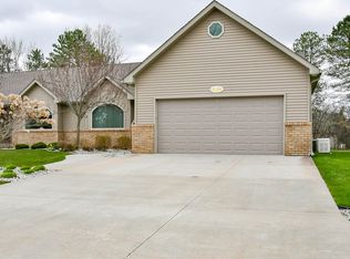 838 Whispering Pines Ln, Bay City, MI 48708