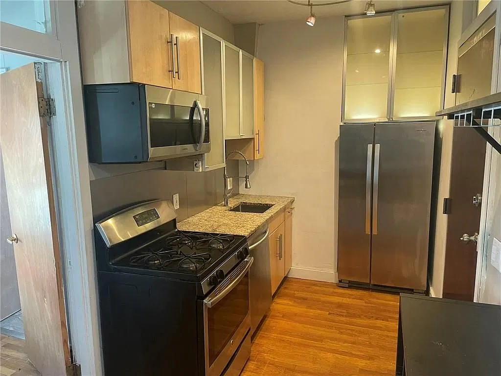 117 Almy St — Photo 2