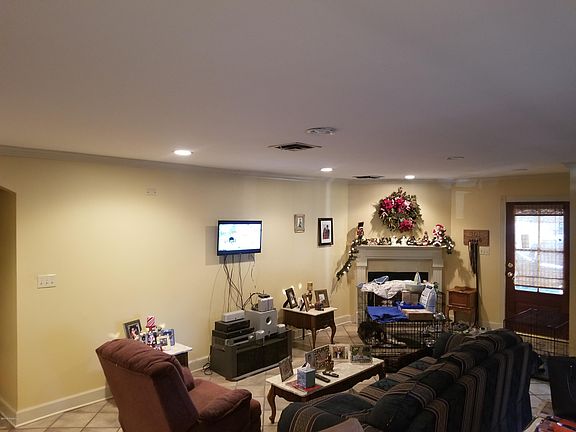 5th image of 301 E Oak St