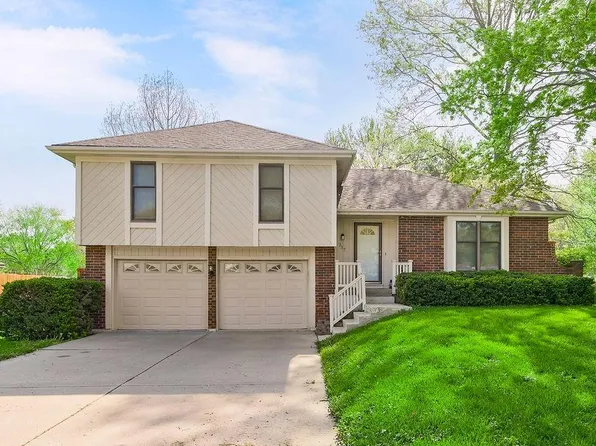 217 SE Noeleen Ln, Lees Summit, MO 64063