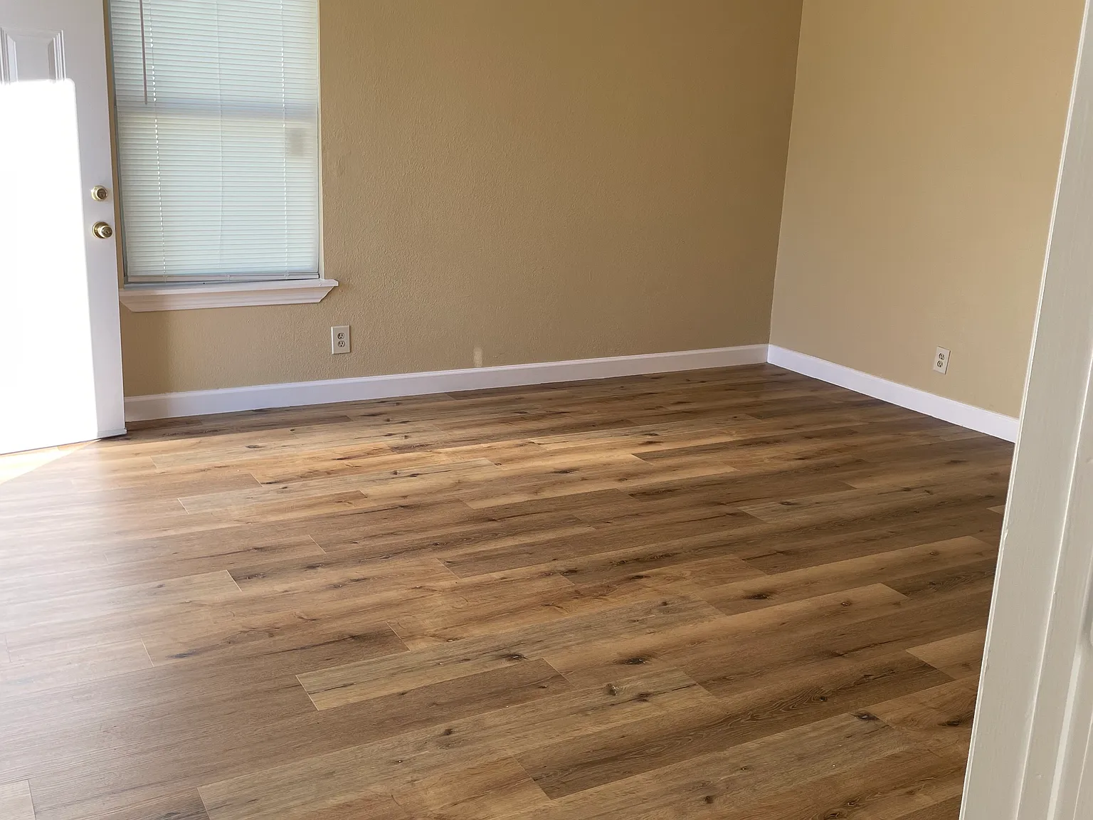 4 bed, 1.5 bath, 1100 sqft, $2,000 — Photo 4