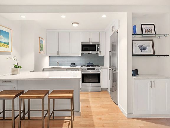 5th image of 201 E 21st St APT 4-L