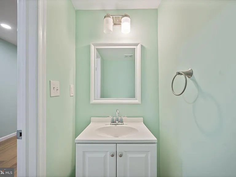 1316 McHenry St — Photo 11