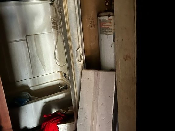 5th image of 13915 Harding Ave