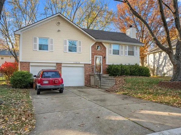 12828 S Seminole Dr, Olathe, KS 66062