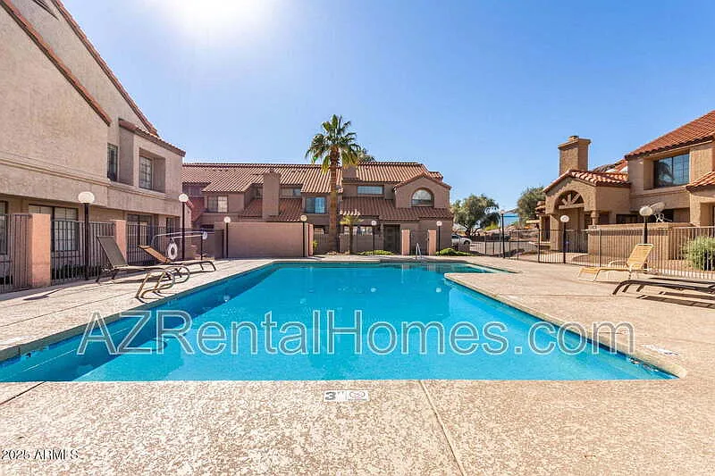 3 bed, 2.0 bath, 1536 sqft, $1,899 — Photo 2