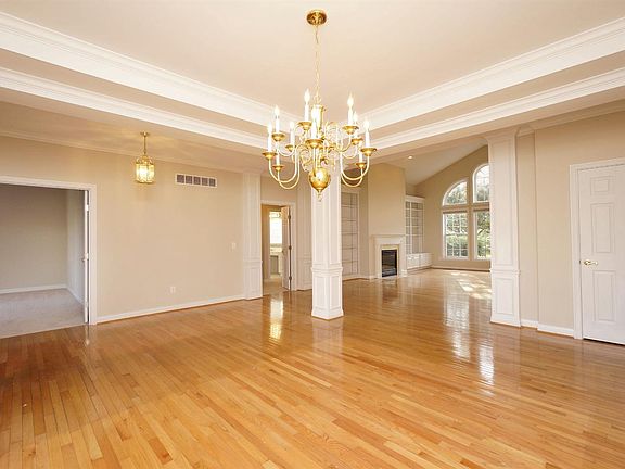4th image of 885 Augusta Blvd