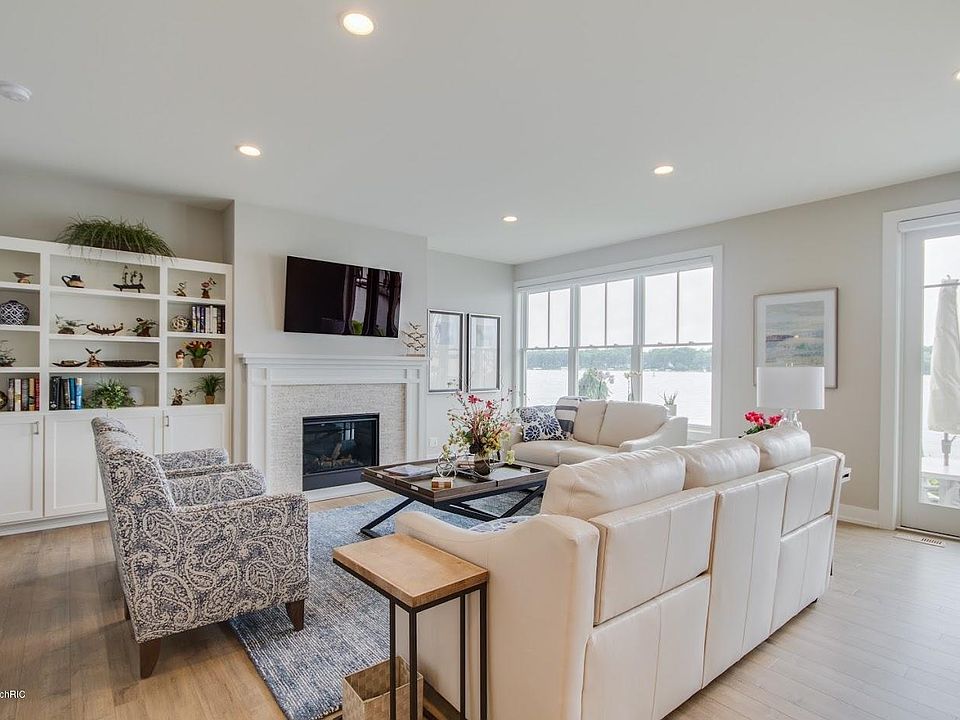 1st image of 567 Macatawa Ave #6