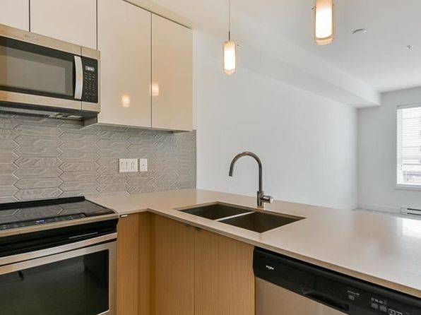 2 bedroom rental in Surrey — photo 3